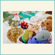 Вязаные мягкие игрушки ручной работы, лежащие в корзинках на столе. Игрушки выполнены в виде животных, яркие, тактильно различимые, предназначены для сенсорного взаимодействия.